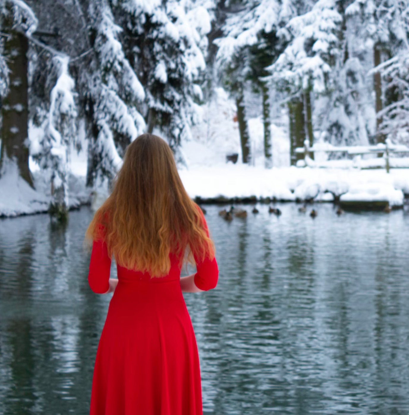 femme-robe-rouge-methode-marketing