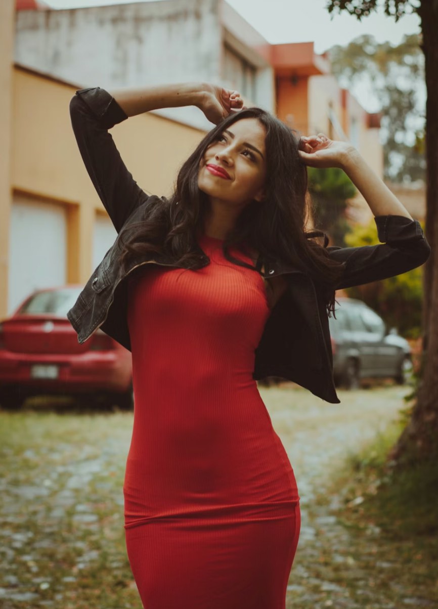 methode-marketing-femme-robe-rouge